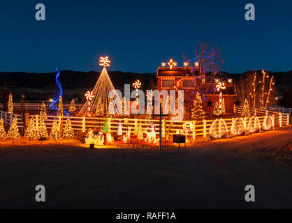 Crépuscule sur plus de 140 000 lumières de Noël ornent le produit brut ; accueil ; Salida Colorado ; USA Banque D'Images