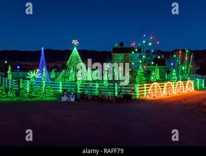 Crépuscule sur plus de 140 000 lumières de Noël ornent le produit brut ; accueil ; Salida Colorado ; USA Banque D'Images