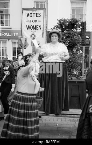 Manifestation de rue,voter pour des femmes, les suffragettes ville Haverfordwest Wales UK. Re-inactment au début du xxe siècle de mouvement pour le suffrage des femmes. Banque D'Images