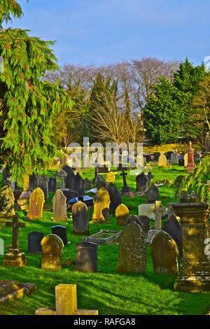 Le cimetière de l'église St Mary Coity baignés dans la douce lueur du soleil d'hiver en fin d'après-midi. Près de Bridgend,S.Wales Banque D'Images