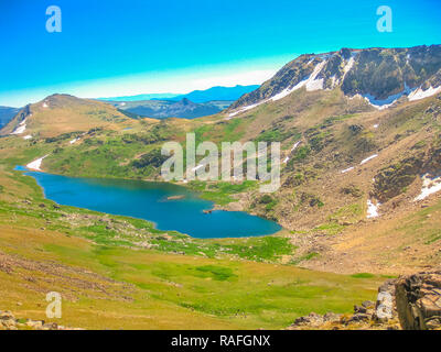 Lac alpin le long de l'autoroute Beartooth, entrée nord-est du Parc National de Yellowstone. Beartooth Mountains, Wyoming, United States. Paysage aérien panoramique en été. Ciel bleu avec copie espace. Banque D'Images