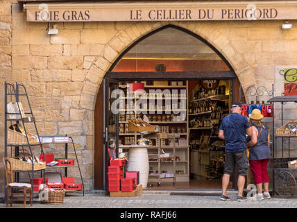 Sarlat, France - 2 septembre 2018 : afficher dans la fenêtre de vin et foie gras boutique à Sarlat la Caneda en Dordogne, Aquitaine, France Banque D'Images