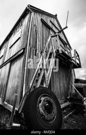 L'atmosphère noir et blanc et désolé de voir un pneu abandonné par le hangar à bateau de plaisance Marina West Mersea, Maldon, Essex, UK Banque D'Images