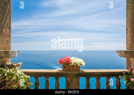 Belle vue sur la mer dans la ville de Positano de mobilier terrasse avec des fleurs, Côte d'Amalfi, Italie. Balcon avec des fleurs Banque D'Images