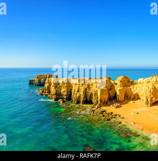 Très belle vue mer avec plage de sable secret parmi les roches et les falaises près de Albufeira en Algarve, Portugal. panorama carré Banque D'Images