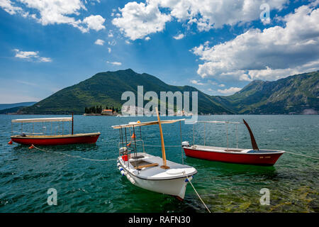 PERAST, MONTENGRO - 16 MAI 2017 : Trois petits bois tourisme bateaux amarrés dans les Bouches de Kotor bay avec les deux églises Notre-Dame du Rocher et St.George I Banque D'Images