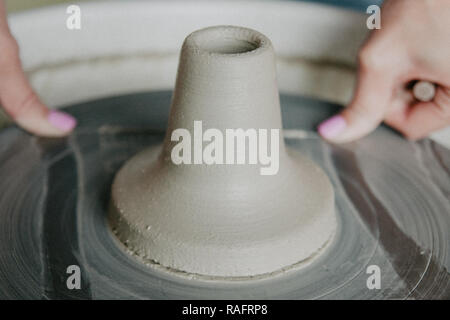 Mains de femmes en argile avec vase coupe fil de potiers potters wheel Banque D'Images