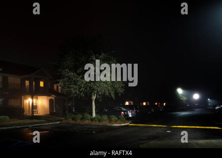 Une sombre nuit brumeuse, à un complexe d'appartements dans la région de Foley, Alabama. Banque D'Images