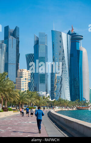 Vue sur l'horizon de jour de la baie Ouest quartier des affaires de la Corniche à Doha, Qatar Banque D'Images