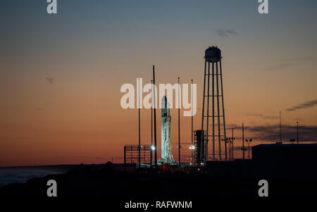 Le Northrop Grumman Antares fusée, avec ravitaillement à bord de l'engin spatial cygnus, est préparé pour lancer sur Pad-0A au coucher du soleil au NASA Wallops Flight Facility 16 novembre 2018 à Wallops, Virginie. La mission de ravitaillement en marchandises commerciales sera l'exercice 7 400 livres de fournitures et de matériel pour la Station spatiale internationale. Banque D'Images