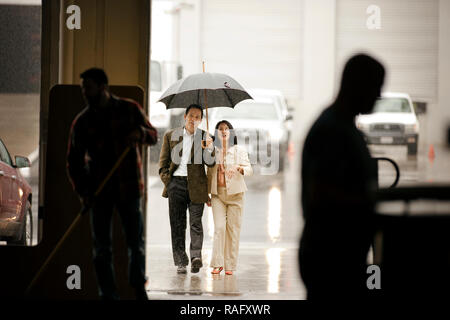 Portrait d'un parapluie pour un collègue qu'ils arrivent au travail. Banque D'Images