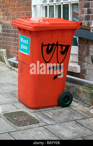 Un visage comique peint sur un bac de recyclage du verre dans la région de Bristol, Royaume-Uni. Banque D'Images