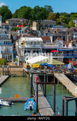 Island Sailing Club sur le front de mer dans la ville de Cowes pendant la semaine Cowes, île de Wight, Angleterre, GB Banque D'Images