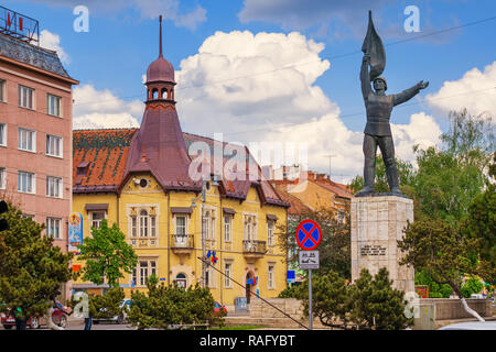 Statue du Soldat inconnu sur Piata Trandafirilor au centre-ville de Targu Mures, Roumanie Banque D'Images