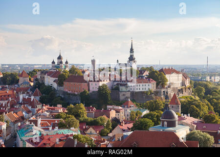 Cityscape vue aérienne sur la partie supérieure de la vieille ville avec l'église Saint Nicolas et la tour de la colline de Toompea à Tallinn, Estonie Banque D'Images