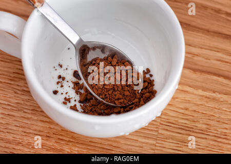 Cuillère à café instantané à l'intérieur d'une tasse. Close up. Banque D'Images