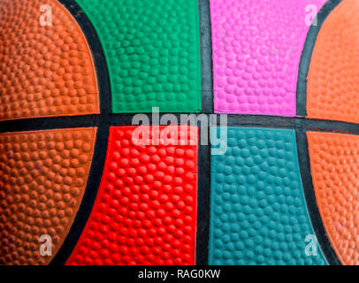 Détail de Texture multicolore d'un ballon de basket-ball Banque D'Images