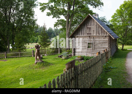 Les pêcheurs de l'ancien village de huttes en bois de Altja au parc national de Lahemaa, Estonie. Banque D'Images