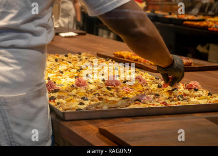 New York,NY/USA-Décembre 28, 2018 UN baker crée une pizza dans la boulangerie Princi dans Midtown Manhattan à New York, le vendredi 28 décembre 2018. La boulangerie italienne est partiellement détenues par Starbucks et fournitures de produits de boulangerie à la torréfaction Starbucks Reserve. (Â© Richard B. Levine) Banque D'Images