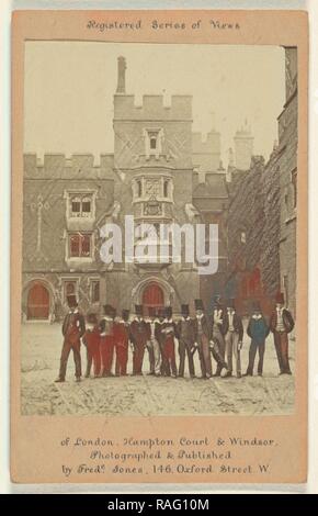 Eton College, Groupe d'hommes en chapeaux haut posing in front of Eton College, en Angleterre, Frederic Jones (britannique, active repensé Banque D'Images