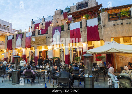 Restaurant très fréquenté le soir à Souq Waqif à Doha, Qatar Banque D'Images