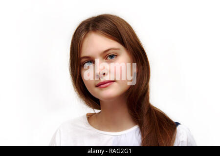 Brune aux yeux bleus jeune fille timide aux longs cheveux Banque D'Images