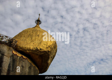 Pagode Kyaiktiyo, Golden rock, sur le fond de ciel avec des nuages blancs, le Myanmar (Birmanie) Banque D'Images