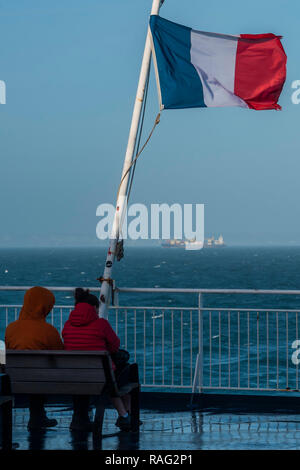 Les ferries naviguent dans et hors de la port occupé - l'obtenir loin de Noël est en plein débit comme le soleil se lève sur Douvres et le passage des ferries à Calais. Banque D'Images