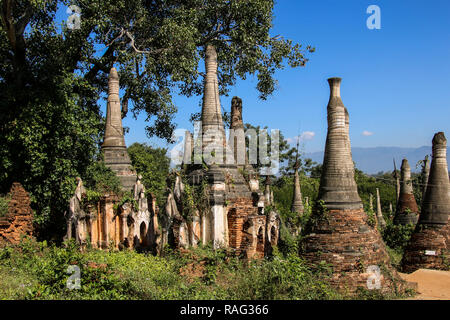 La pagode Shwe Inn Dain à Indein complexe village lac Inle au Myanmar (Birmanie) Banque D'Images