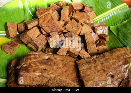 Myanmar traditionnels desserts sucrés sur feuilles de bananier dans l'un des marchés Banque D'Images