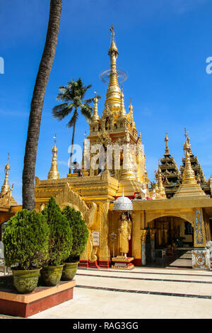 YANGON, MYANMAR - 16 décembre 2016 : La pagode Kyauktan Ye, affluent de la rivière Yangon, Myanmar (Birmanie) Banque D'Images