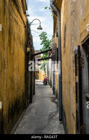 Ruelle étroite à Da nang, Vietnam Banque D'Images
