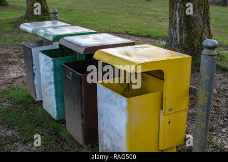 La séparation des déchets avec quatre poubelles de couleur différente sur un pré Banque D'Images