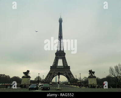 Célèbre monument de Paris Tour Eiffel vue depuis la rue Banque D'Images