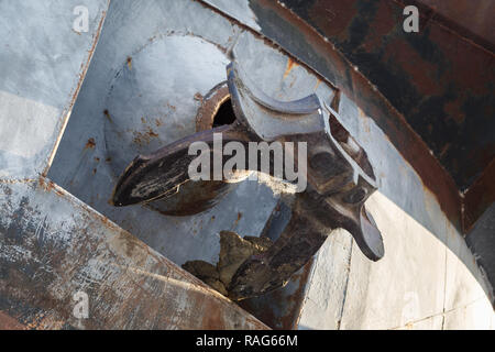 L'ancre est dans un lieu habituel sur la coque d'un bateau de rivière. Close-up Banque D'Images