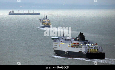 Ferries traverser le chenal du port de Douvres, dans le Kent. Banque D'Images