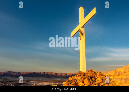 Mountain Top Cross éclairées dans le coucher du soleil, la Californie, Tecopa Banque D'Images