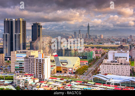 Taipei, Taïwan sur les toits de la ville du district dans l'après-midi. Banque D'Images