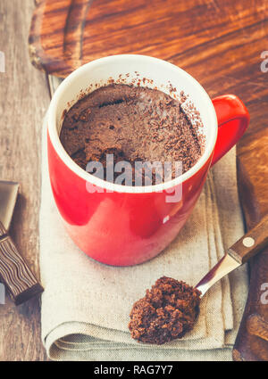 Gâteau au chocolat dans une tasse. Tons vintage photo. Banque D'Images