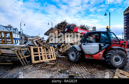 La construction d'un feu dans le hogmanay Biggar High Street, Biggar, South Lanarkshire, Écosse Banque D'Images