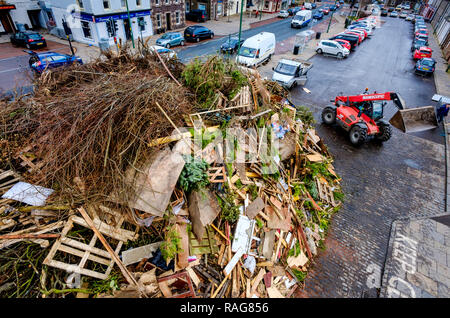 La construction d'un feu dans le hogmanay Biggar High Street, Biggar, South Lanarkshire, Écosse Banque D'Images