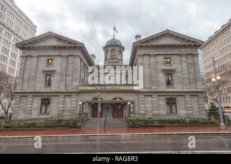 La Pioneer Courthouse à Portland, Oregon, United State, un jour de pluie. Banque D'Images
