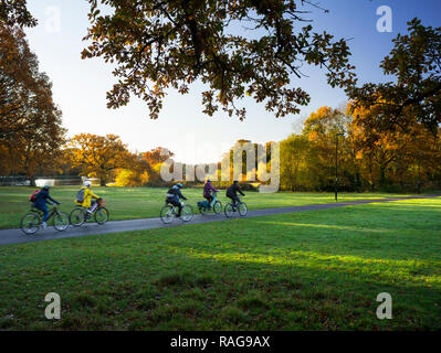 Les cyclistes du vélo à travers commune de Southampton en automne Banque D'Images