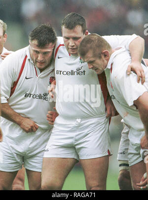 Twickenham, l'Angleterre, l'Investec Défi. 17 novembre 2001 l'Angleterre v Roumanie - Twickenham. L'Angleterre à l'avant, FRA v ROM 2001, l'Angleterre à l'avant, {L} Jason Leonard, hooker Mark Regan et {} R Graham Rowntree, [crédit obligatoire, Peter Spurrier/ Intersport Images] Banque D'Images