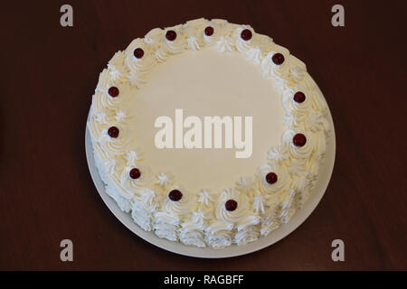 Gâteau aux airelles et à la crème fait maison. Beau et jouait de la crème fouettée sur le dessus. Décoré avec quelques baies fraîches. Comme professionnels et détaillés. Banque D'Images