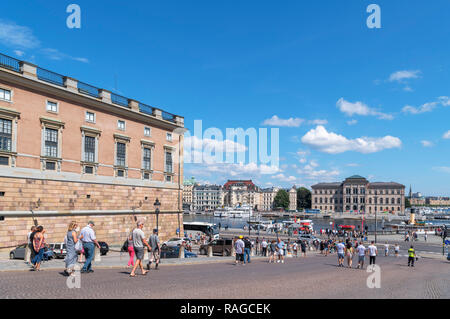 Vue vers le bas en direction de Blasieholmen Slottsbacken et le Musée National avec Palais Royal à gauche, Gamla Stan, Stockholm, Suède Banque D'Images