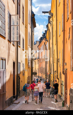 Les touristes sur une rue de Prästgatan, Gamla Stan (vieille ville), l'île de Stadsholmen, Stockholm, Suède Banque D'Images