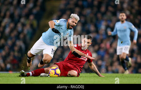 Dejan Lovren de Liverpool (à droite) des fautes de Manchester City Sergio Aguero (à gauche) au cours de la Premier League match au stade Etihad, Manchester. Banque D'Images