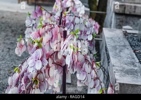 Août 2018 au Japon. Inuyama.Arbre des désirs au Japon près du temple,Japanese Wishing Tree. Banque D'Images