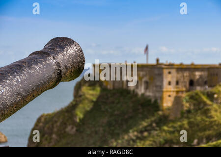 TENBY, Pembrokeshire, Pays de Galles - AOÛT 2018 : le corps d'un vieux canon préservé surplombant St Catherin'es Island à Tenby, Ouest du pays de Galles. Banque D'Images